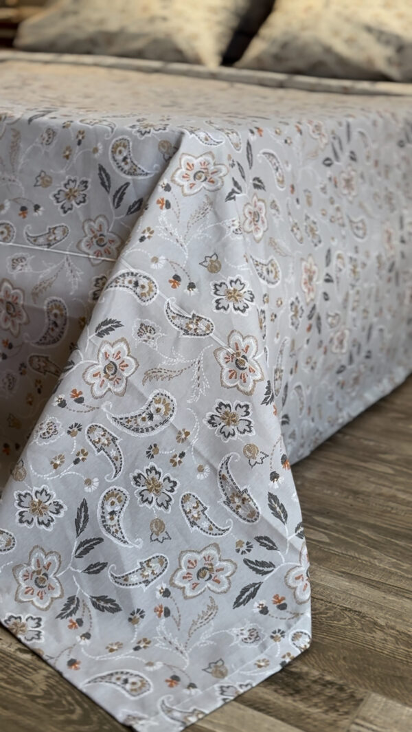 Parure de Lit Élégance Florale – Gris et Blanc