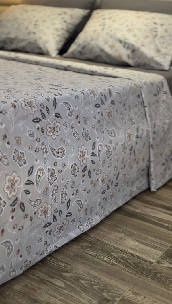 Parure de Lit Élégance Florale – Gris et Blanc