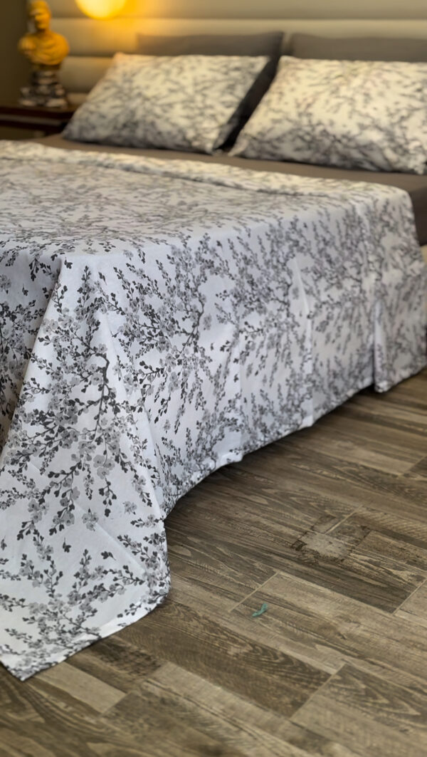 Parure de Lit Élégance Florale – Gris Doux et Harmonie