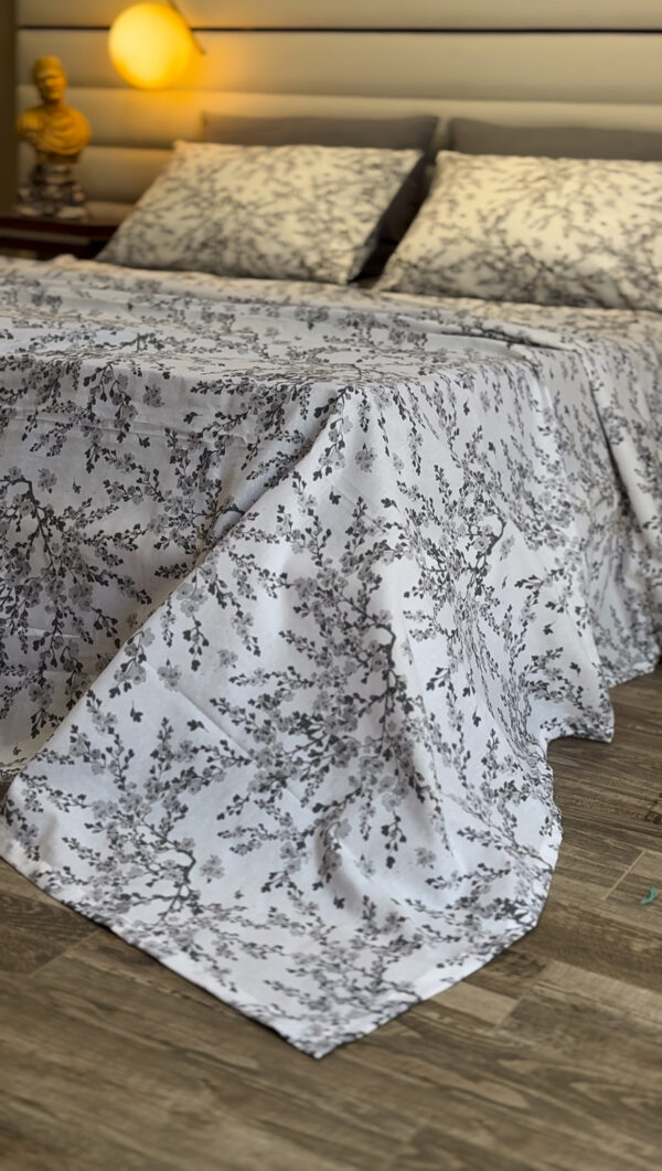 Parure de Lit Élégance Florale – Gris Doux et Harmonie
