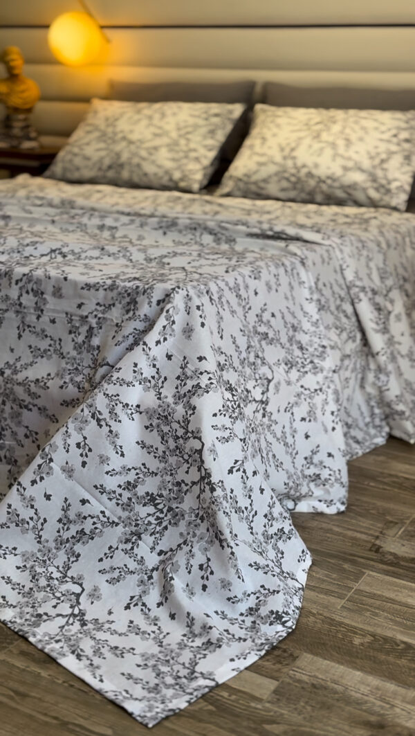 Parure de Lit Élégance Florale – Gris Doux et Harmonie
