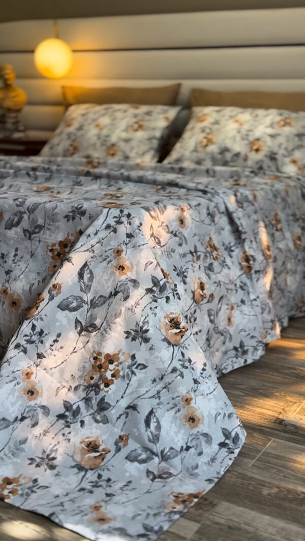 Parure de Lit Floraison Élégante – Gris Perle et Beige Doré