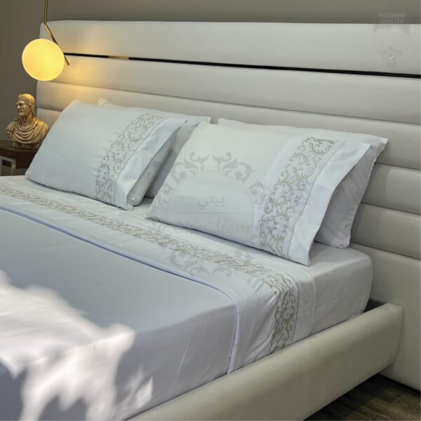 14 Parure de Lit Brodée – Ceinture Large Grège