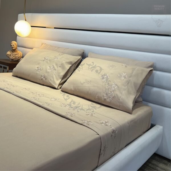 26 Parure de Lit Brodée – Motif Fleur Parachuté