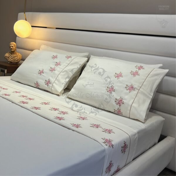 28 Parure de Lit Brodée – Motif Fleur Parachuté