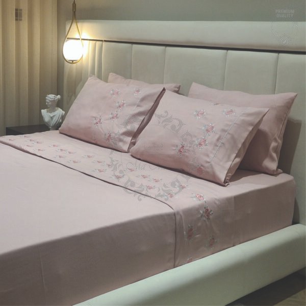 47 Parure de Lit Brodée – Motif Fleur Parachuté