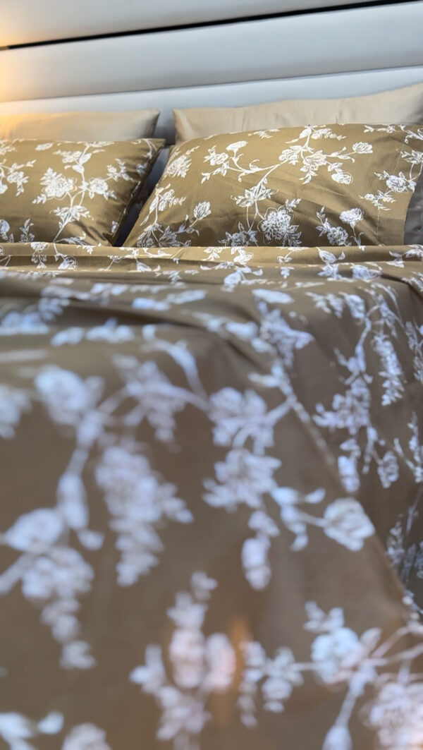 Parure de Lit Élégance Florale – Beige Doux & Blanc Pur