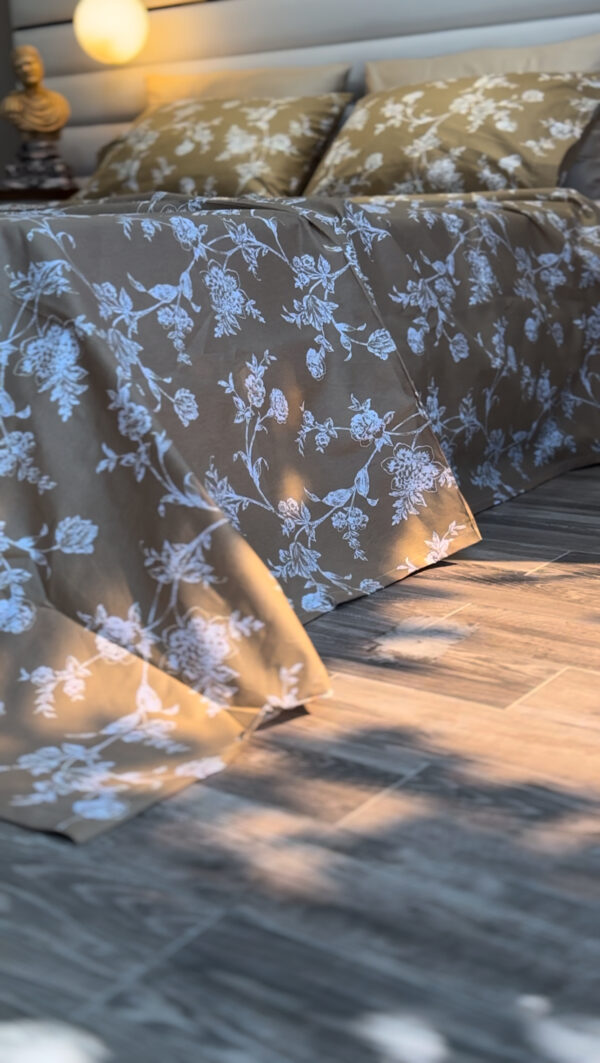 Parure de Lit Élégance Florale – Beige Doux & Blanc Pur