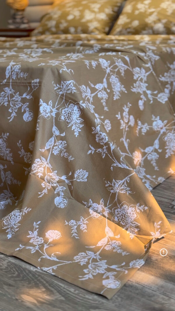 Parure de Lit Élégance Florale – Beige Doux & Blanc Pur
