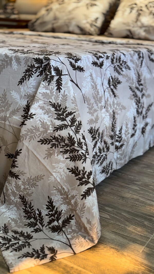 Parure de Lit Rêve Feuillu – Monochrome Poétique