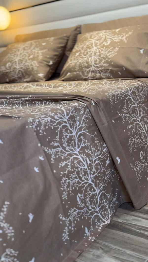 Parure de Lit Beige Éthérée – Arbre et Oiseaux Poétiques