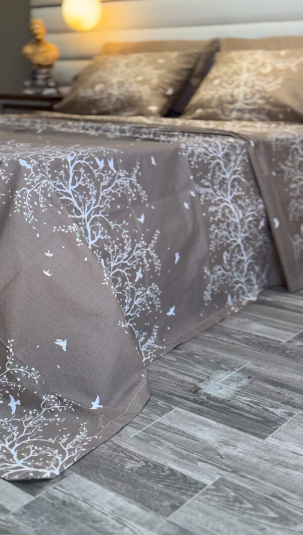 Parure de Lit Beige Éthérée – Arbre et Oiseaux Poétiques