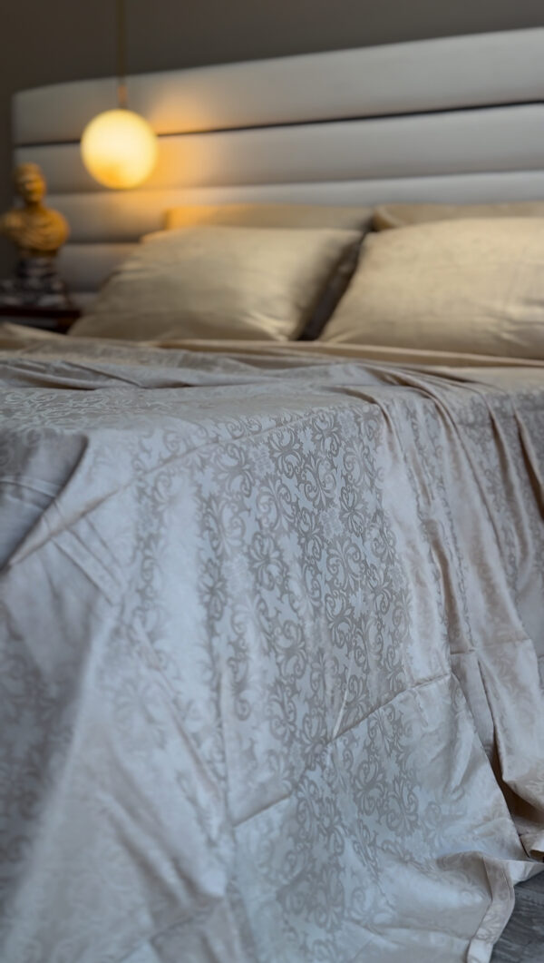 Parure de Lit Satin De Coton Sable Doux – Murmure Classique