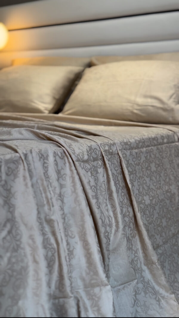 Parure de Lit Satin De Coton Sable Doux – Murmure Classique