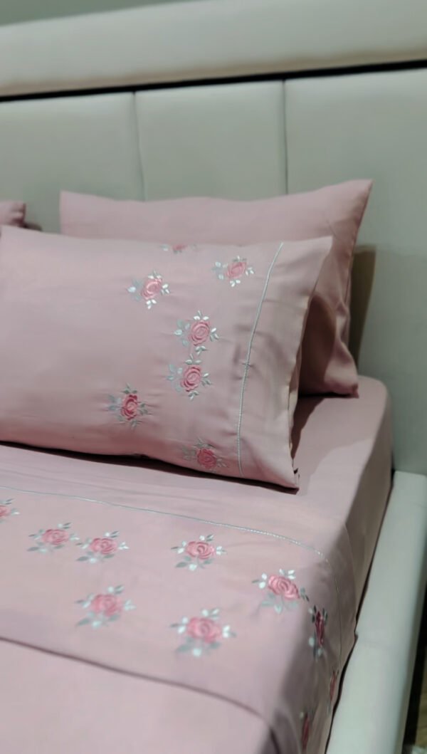 IMG_2568 Parure de Lit Brodée – Motif Fleur Parachuté