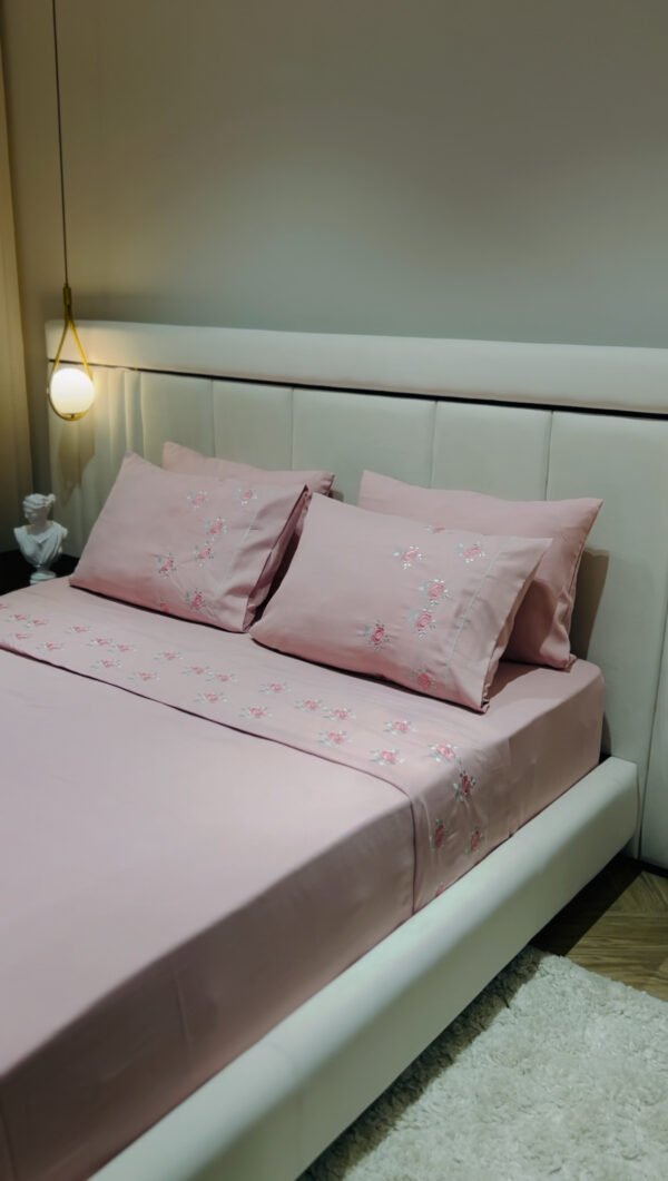 IMG_2569 Parure de Lit Brodée – Motif Fleur Parachuté