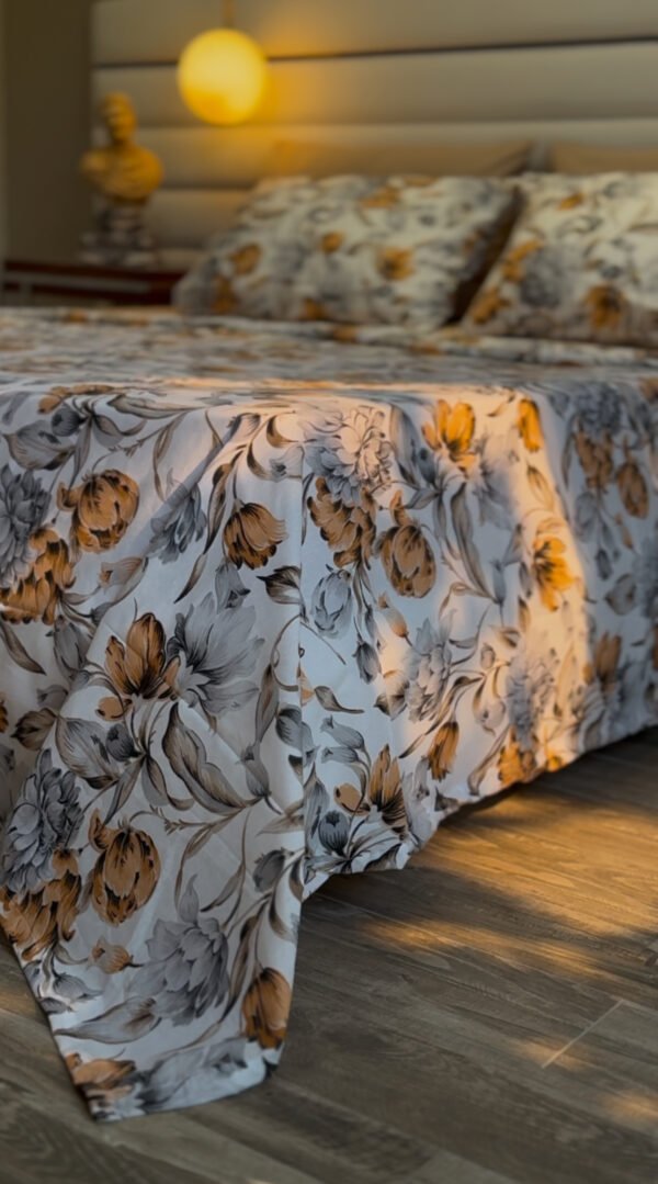 Parure de Lit Élégance Florale – Blanc Nacré & Or Chaleureux