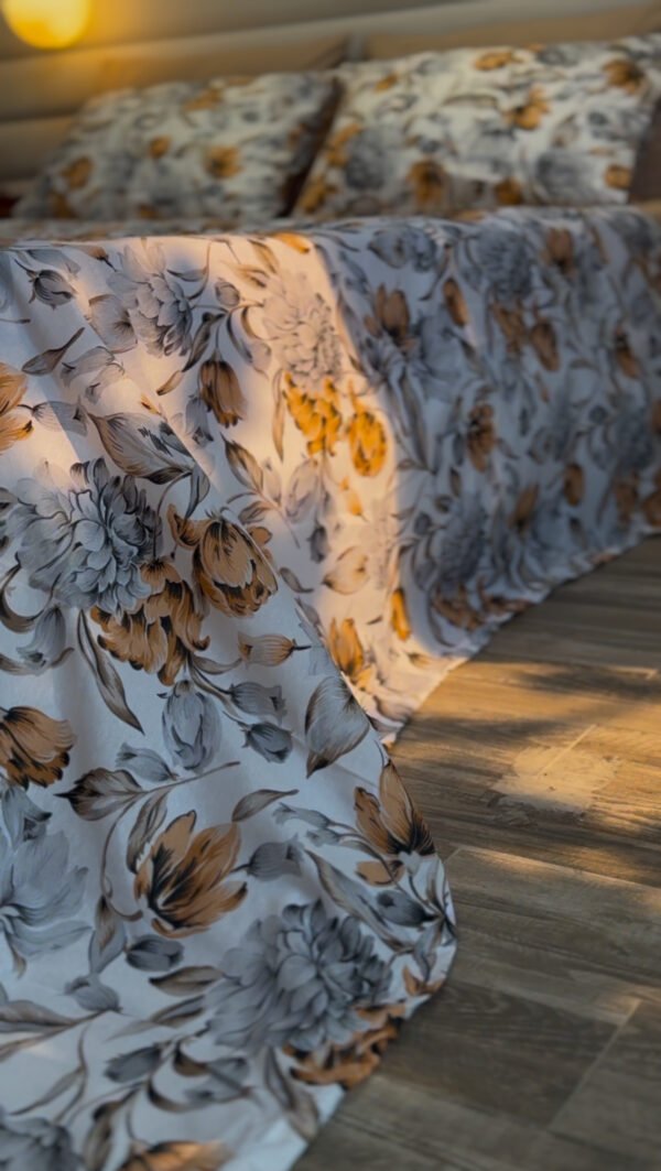 Parure de Lit Élégance Florale – Blanc Nacré & Or Chaleureux