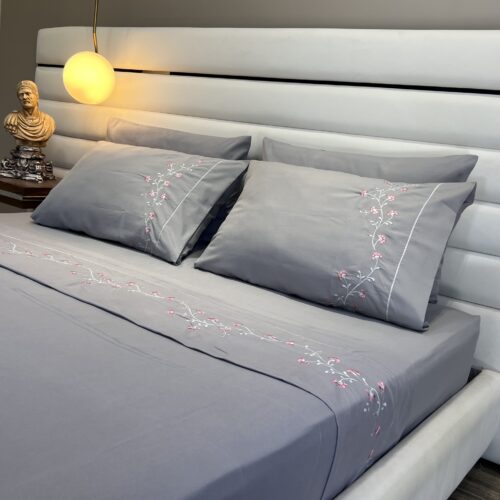 Parure de Lit Brodée –  Motif  Fleur Fine