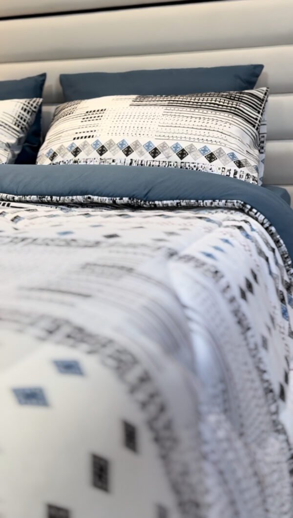 Couette 2 Places Éclats d’Azur – Motifs Structurés