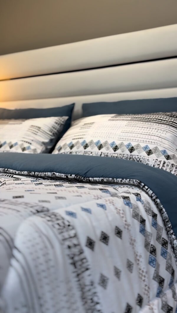 Couette 2 Places Éclats d’Azur – Motifs Structurés