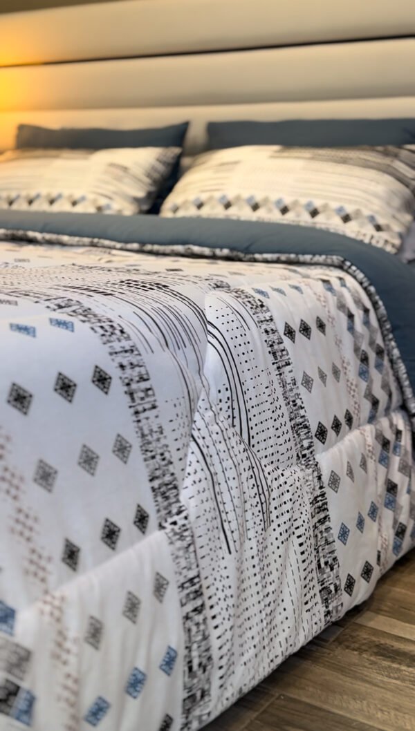 Couette 2 Places Éclats d’Azur – Motifs Structurés