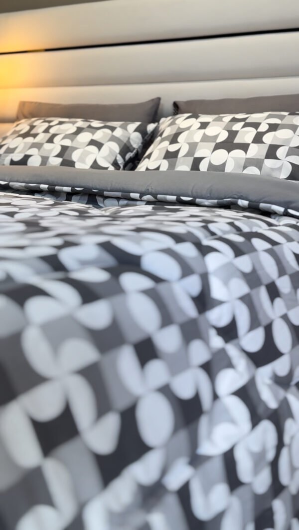 Couette 2 Places Cercle d’Argent – Élégance Graphique