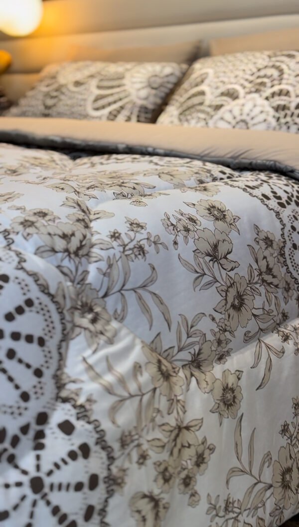 Couette 2 Places Élégance Florale – Dentelle Gris Perle