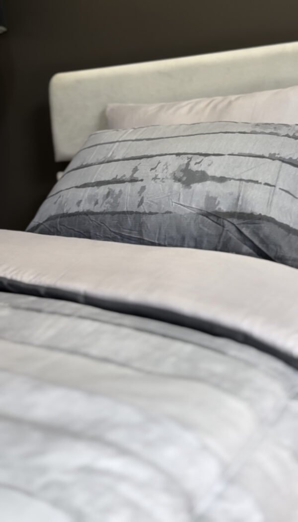 IMG_3714 Couette 1 Place Voile d’Azur – Dégradé Gris & Bleu Fumé