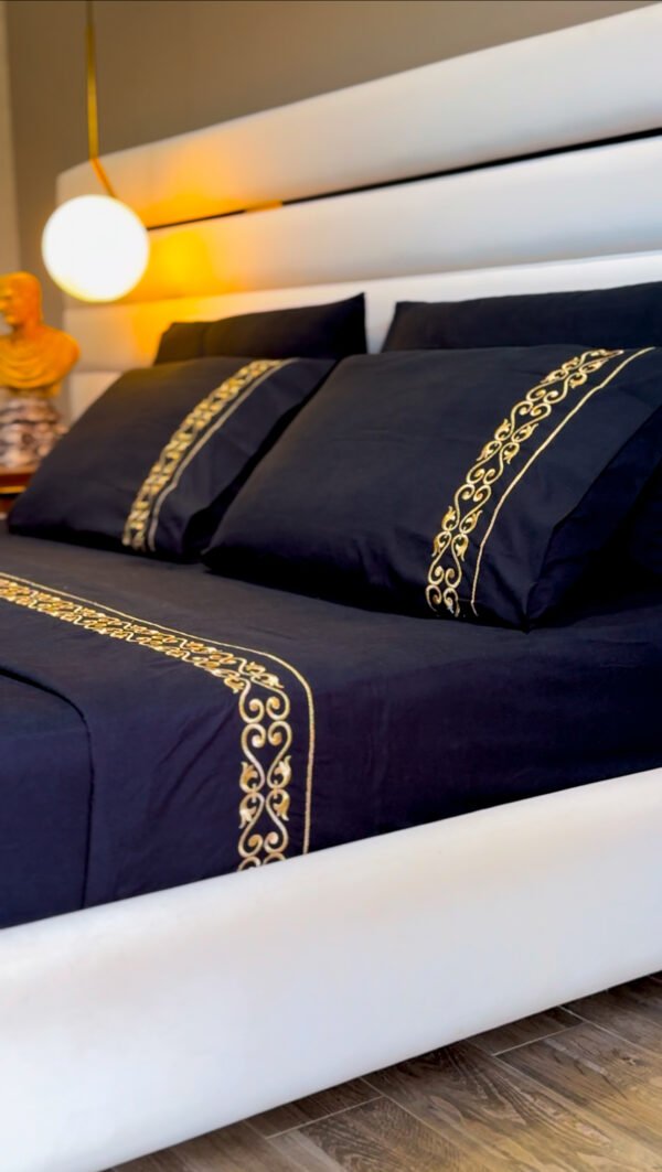 Parure de Lit Brodée - Fer Forget Doré métallique