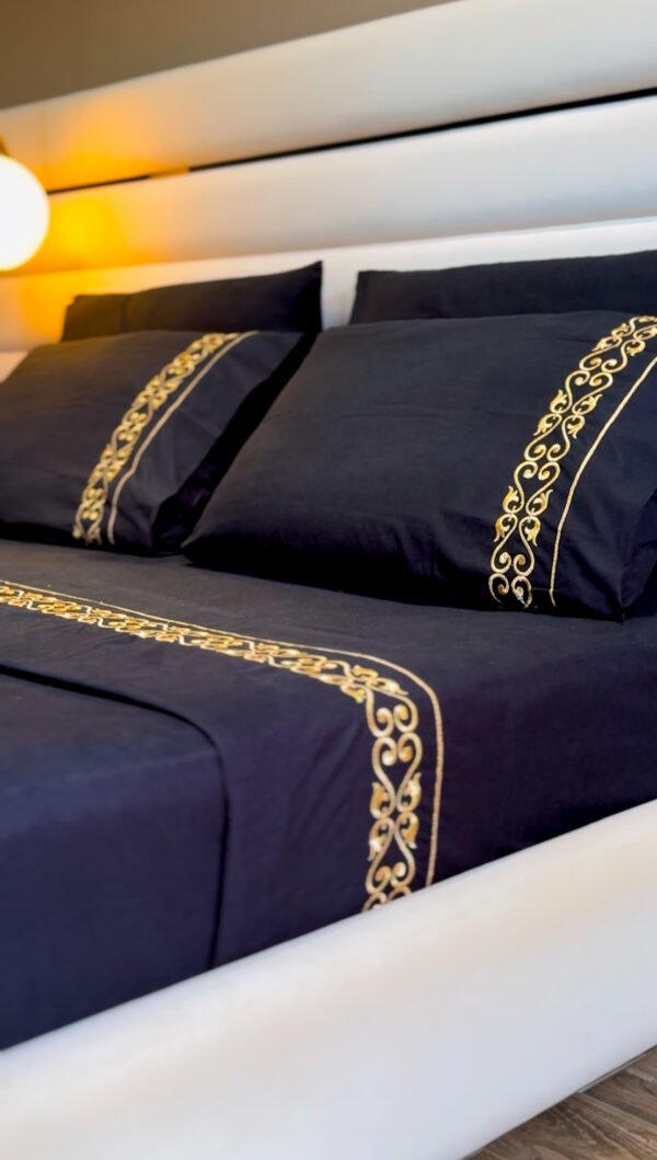 Parure de Lit Brodée - Fer Forget Doré métallique