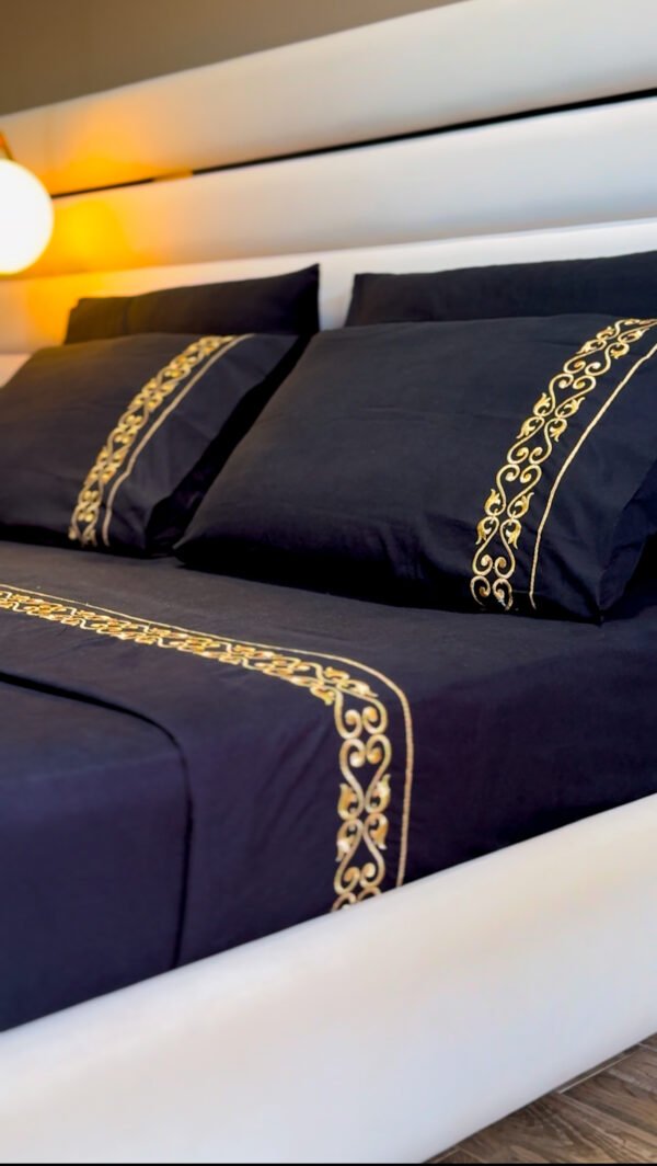 Parure de Lit Brodée - Fer Forget Doré métallique