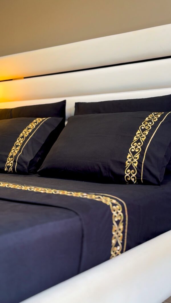 Parure de Lit Brodée - Fer Forget Doré métallique