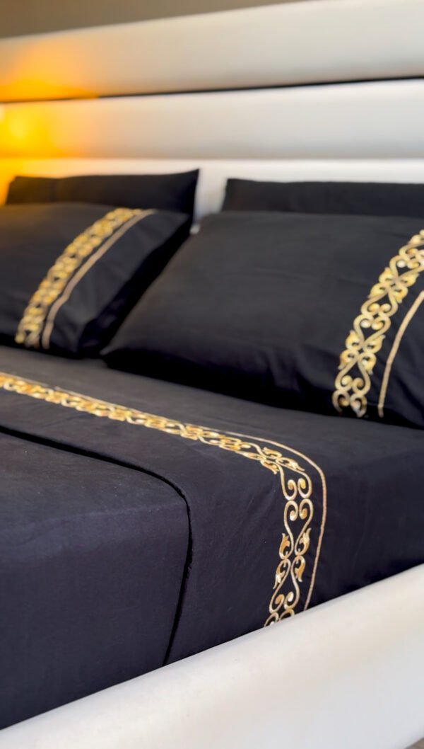 Parure de Lit Brodée - Fer Forget Doré métallique