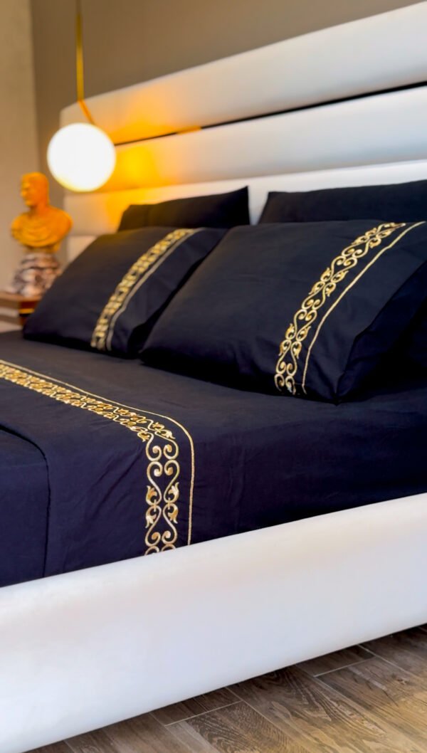 Parure de Lit Brodée - Fer Forget Doré métallique