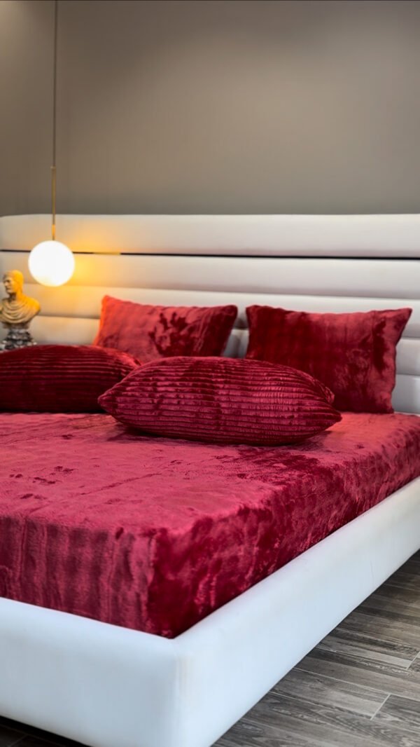 IMG_4352 Couvre-lit Polaire 2 Places – Rouge Velours Élégance