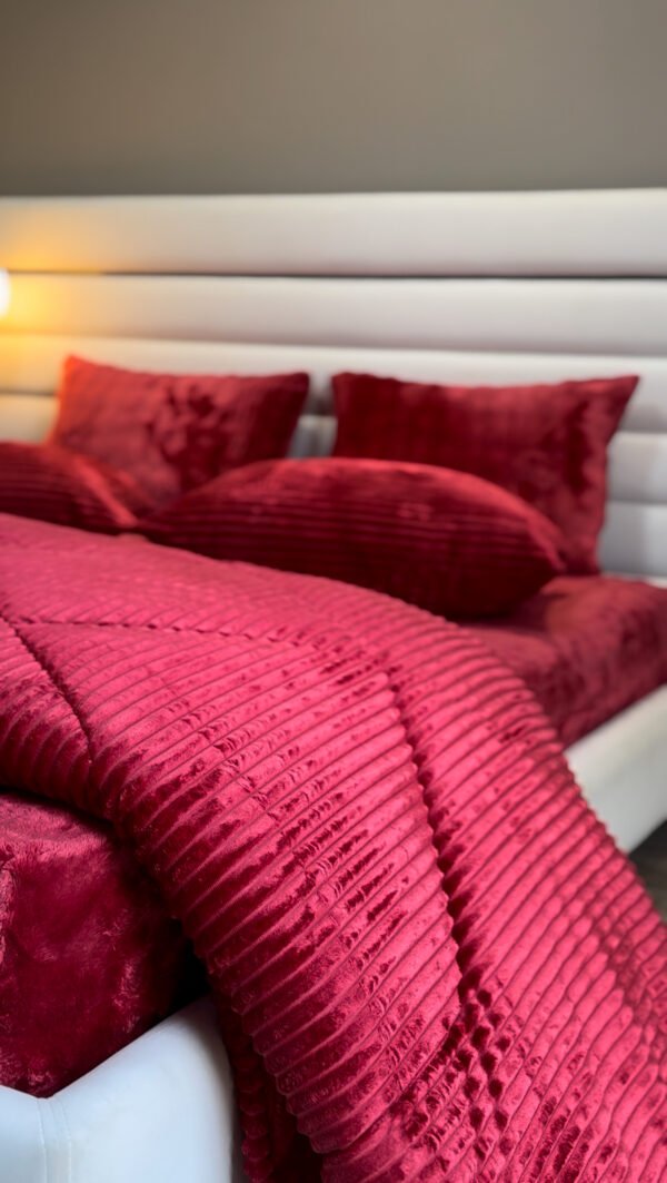 IMG_4354 Couvre-lit Polaire 2 Places – Rouge Velours Élégance