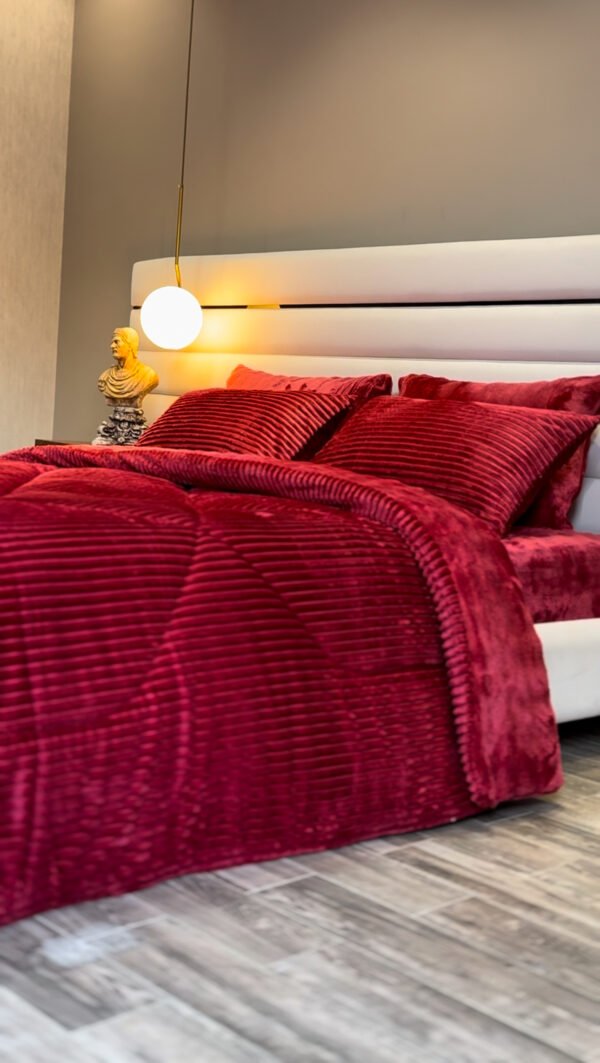 IMG_4365 Couvre-lit Polaire 2 Places – Rouge Velours Élégance