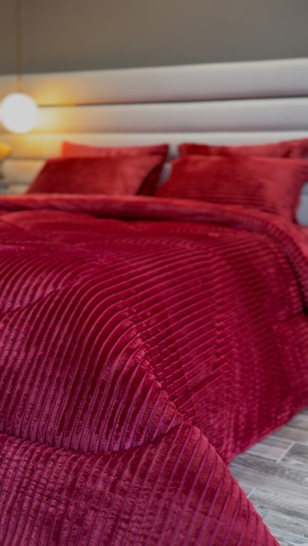 IMG_4368 Couvre-lit Polaire 2 Places – Rouge Velours Élégance