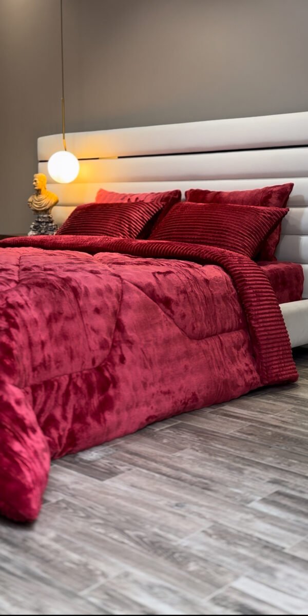 IMG_4373 Couvre-lit Polaire 2 Places – Rouge Velours Élégance