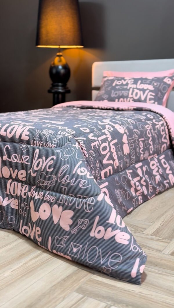 IMG_5081 Couette 1 Place Mots d’Amour – Style Graphique Moderne