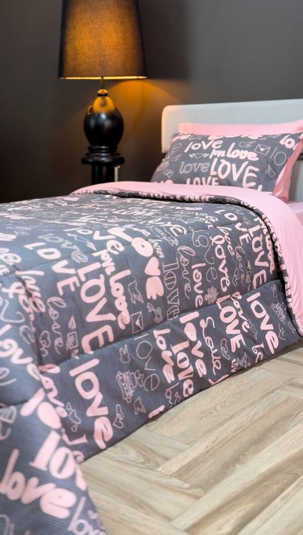 IMG_5082 Couette 1 Place Mots d’Amour – Style Graphique Moderne