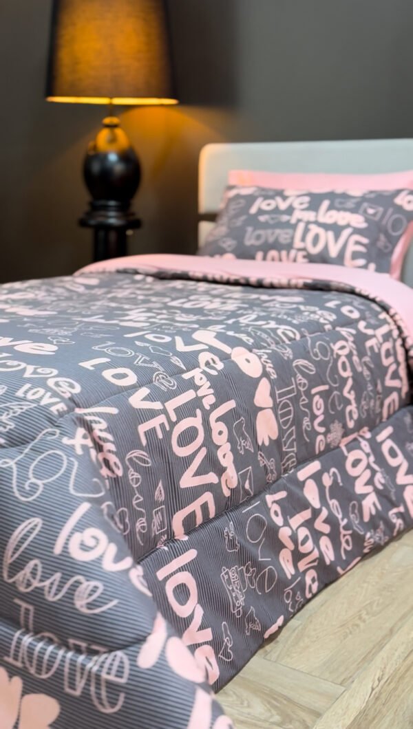 IMG_5085 Couette 1 Place Mots d’Amour – Style Graphique Moderne