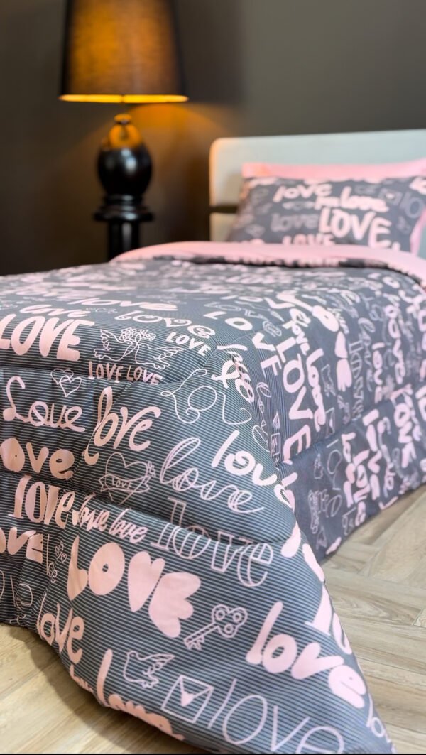 IMG_5092 Couette 1 Place Mots d’Amour – Style Graphique Moderne