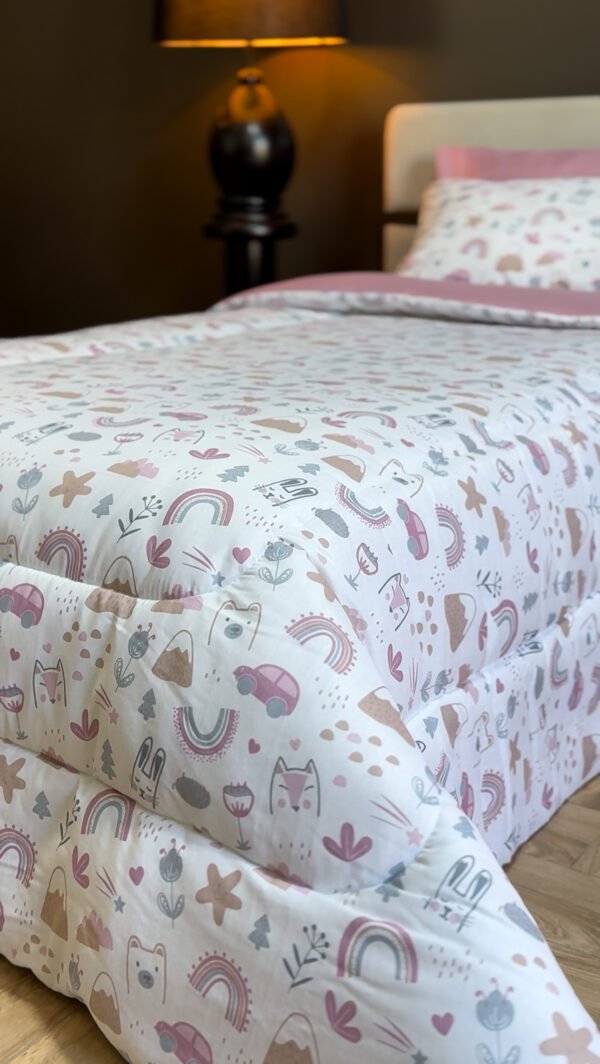 Couette 1 Place Arc-en-Rêves – Motifs Pastel Animaliers