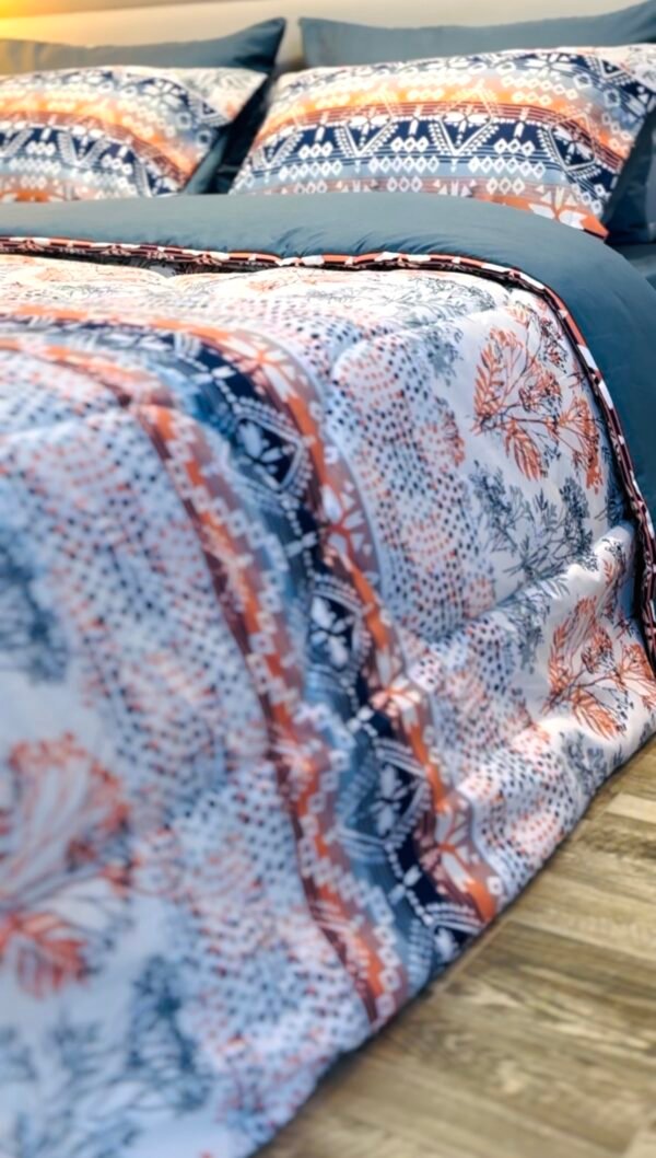 IMG_5352 Couette 2 Places Arabesque – Bleu Céramique & Orange Douce