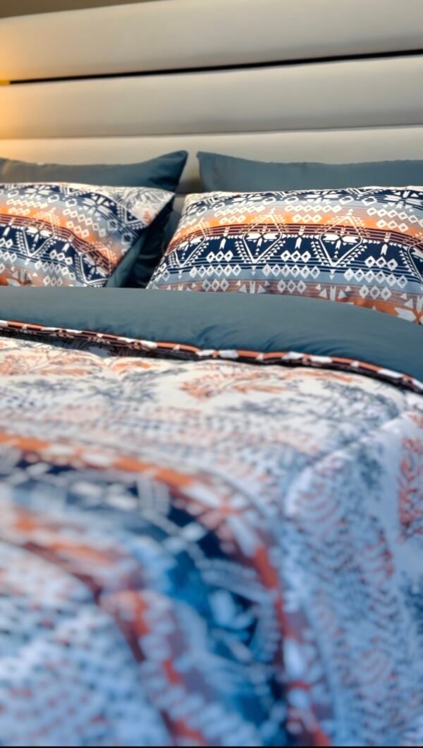 IMG_5353 Couette 2 Places Arabesque – Bleu Céramique & Orange Douce