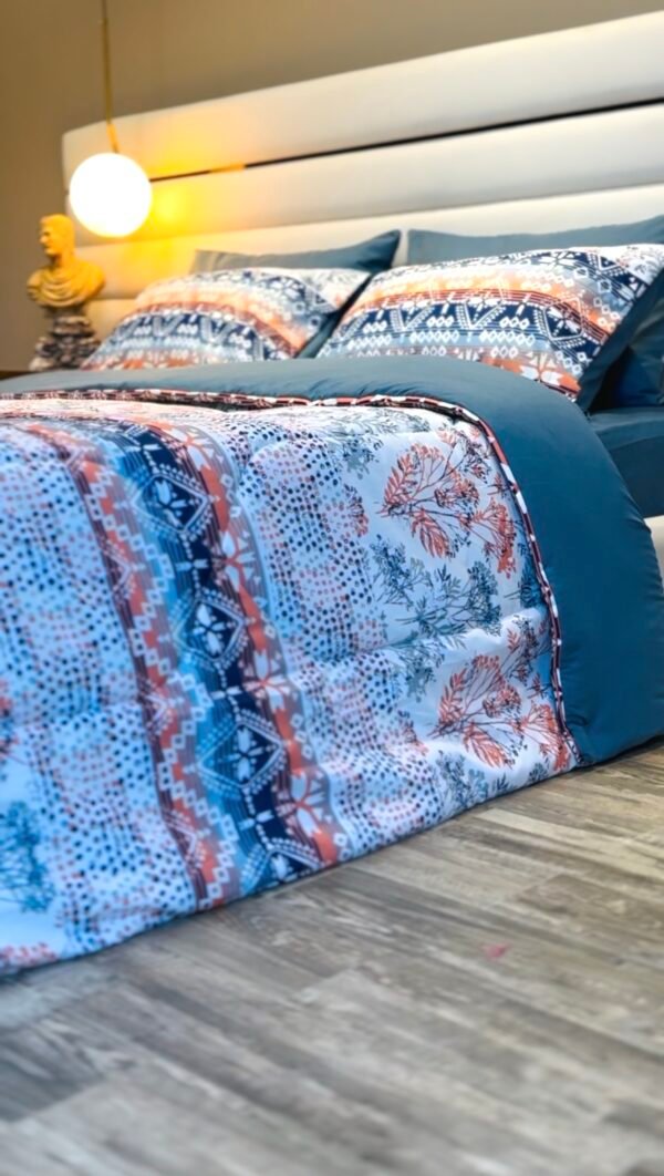 IMG_5356 Couette 2 Places Arabesque – Bleu Céramique & Orange Douce