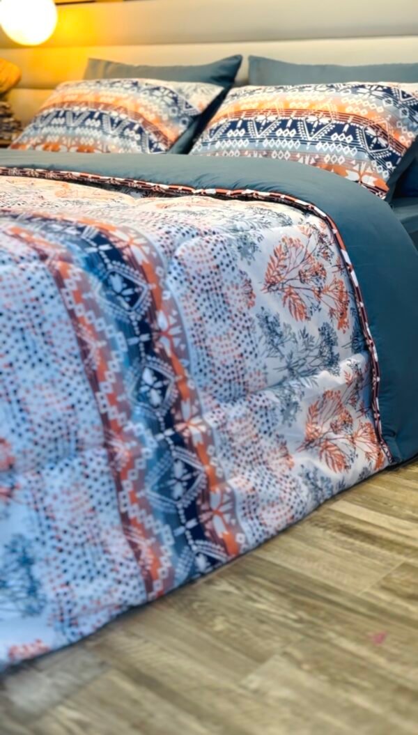 IMG_5359 Couette 2 Places Arabesque – Bleu Céramique & Orange Douce