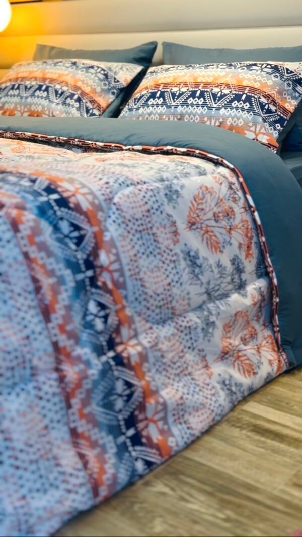 IMG_5360 Couette 2 Places Arabesque – Bleu Céramique & Orange Douce